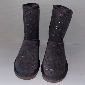 UGG CLASSIC ZODIAC SHORT NIGHTFALL SUEDE SHEEPSKIN WOMEN'S BOOTS SIZE‎ US 6